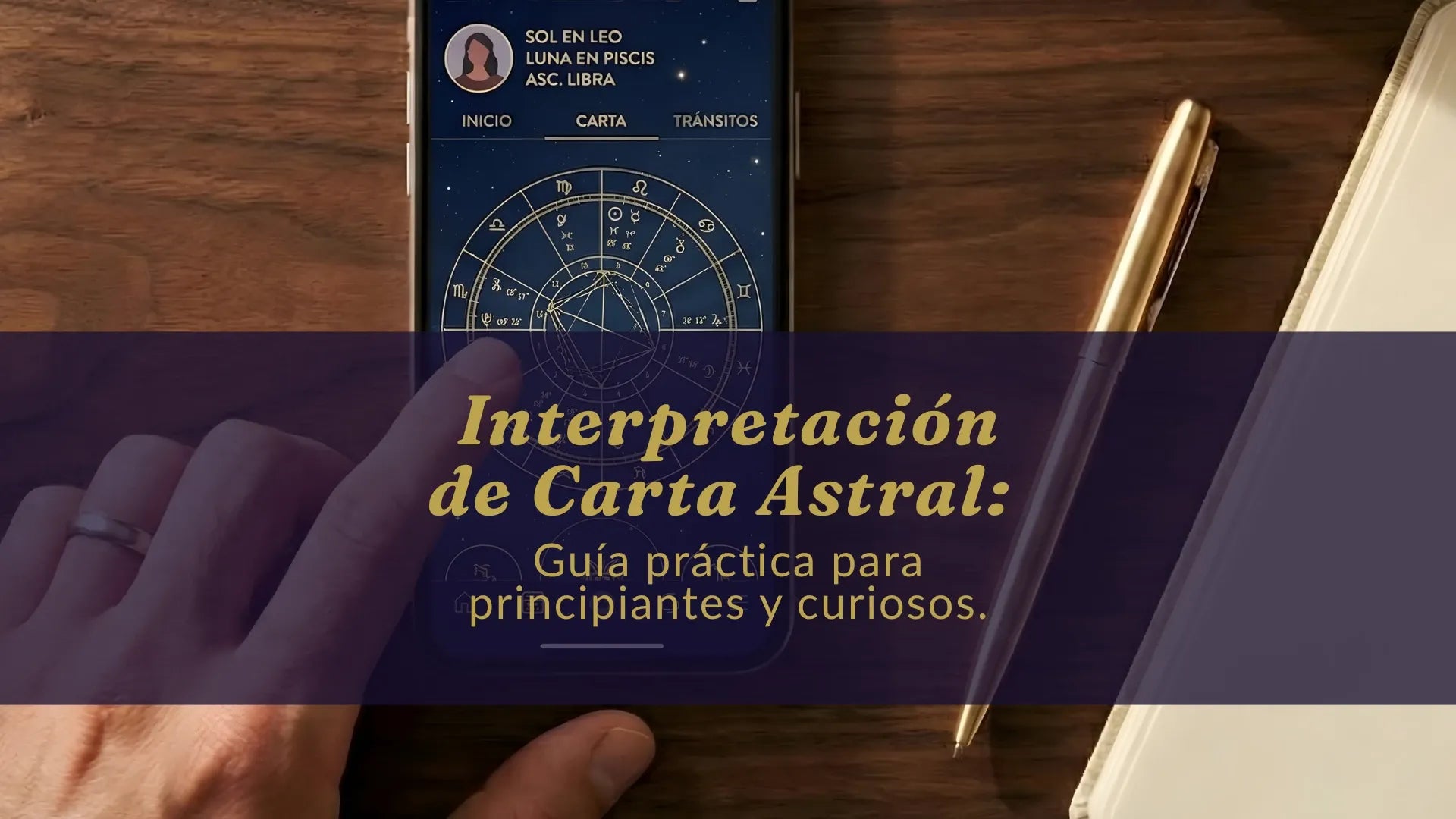 Vista cenital de un escritorio de estudio con una laptop abierta mostrando la portada del reporte digital de la Carta Astral Arquetípica Luni-Solar, una herramienta moderna para la interpretación de carta astral.