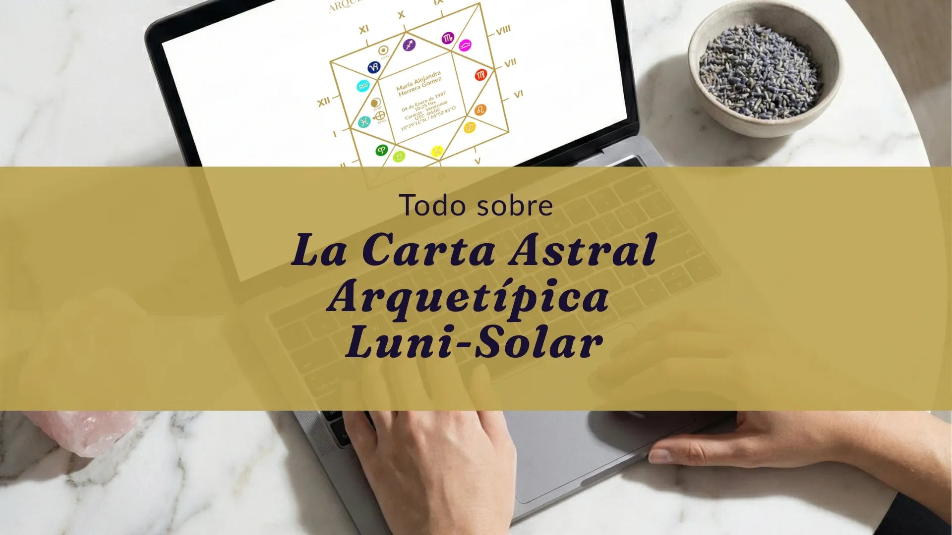 Laptop sobre un escritorio mostrando el gráfico circular de la Carta Astral Arquetípica Luni-Solar.