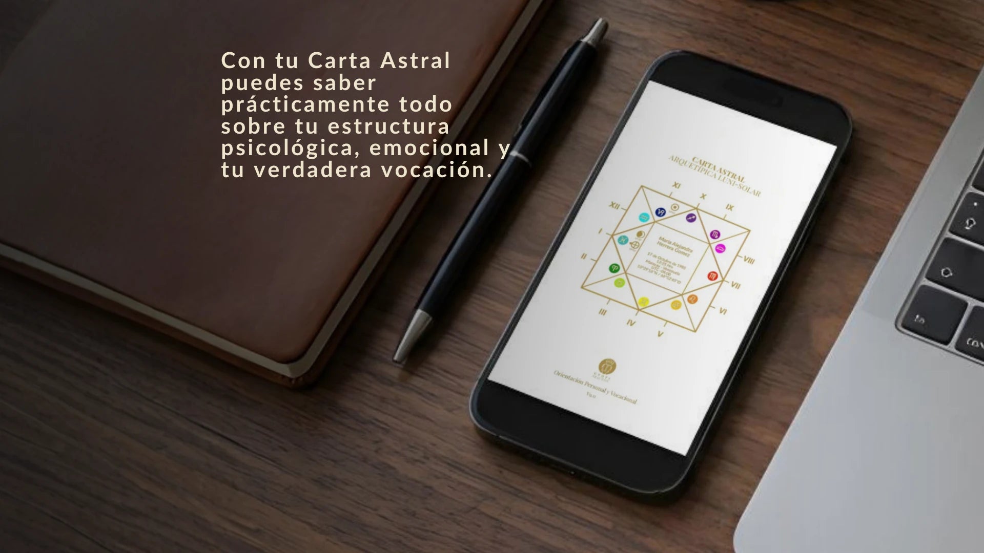 Smartphone sobre escritorio de trabajo mostrando la Carta Astral Arquetípica Luni-Solar. El texto destaca que esta herramienta revela tu estructura psicológica, emocional y tu verdadera vocación.