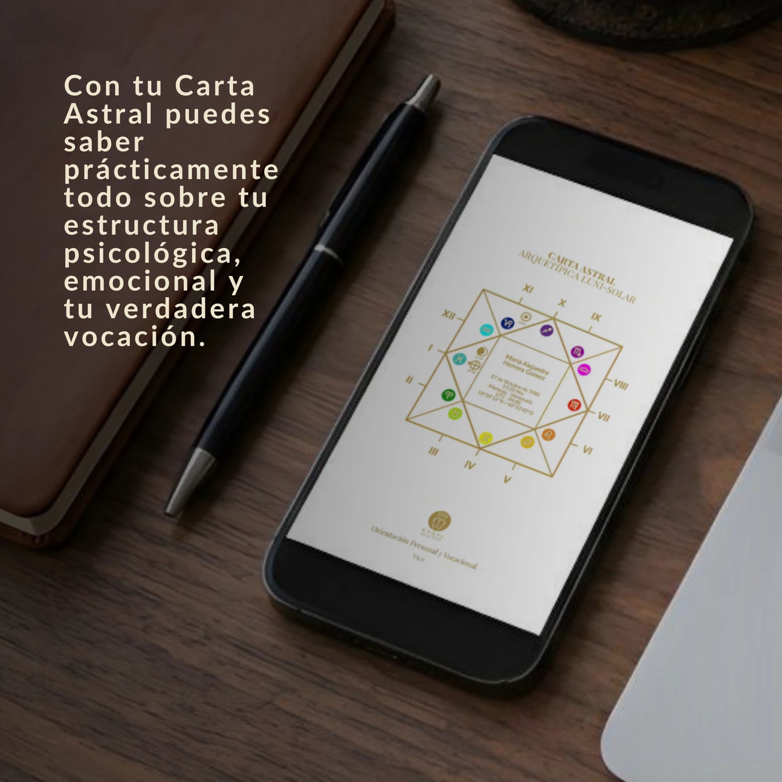 Primer plano de smartphone mostrando la Carta Astral Arquetípica Luni-Solar. Texto destacado: Descubre tu estructura psicológica, emocional y tu verdadera vocación directamente en tu móvil.