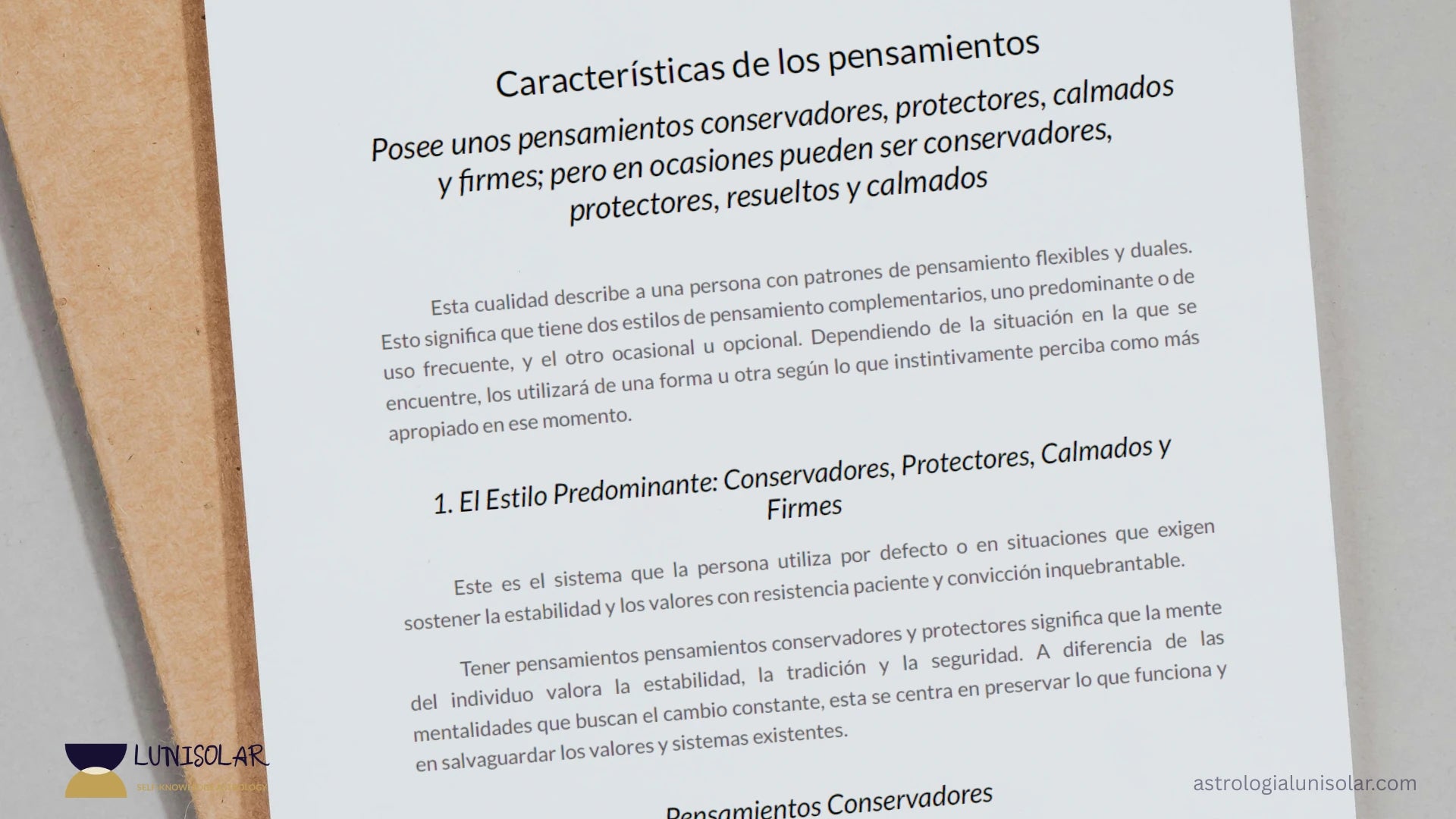 Fragmento real de interpretación de la Carta Astral Arquetípica: Sección de Características de los Pensamientos. El texto analiza la mentalidad conservadora, protectora y firme, explicando los patrones mentales con un lenguaje psicológico claro y accesible.
