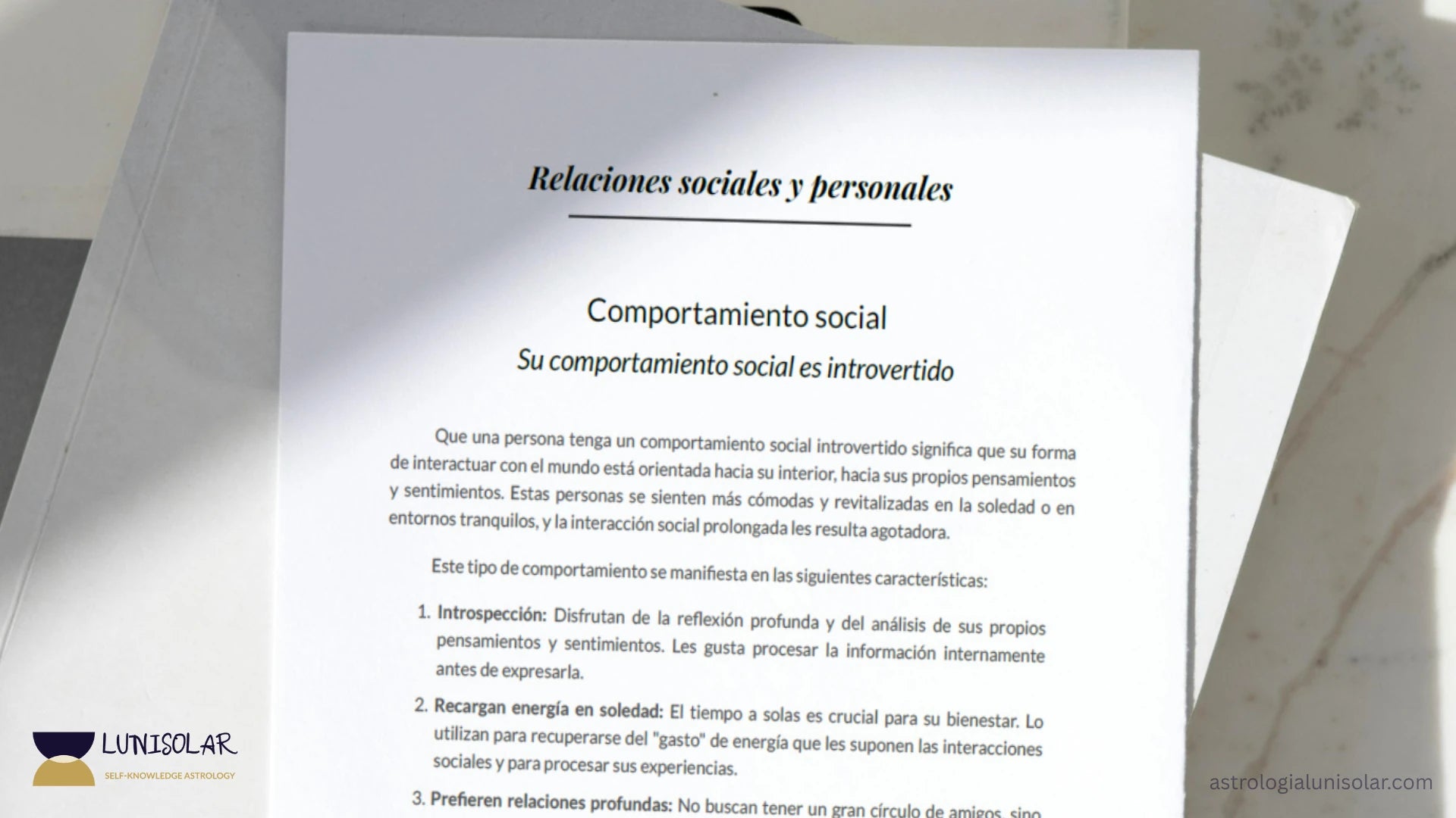Fragmento real de interpretación de la Carta Astral Arquetípica: Sección de Relaciones Sociales y Personales. El texto explica con claridad y profundidad el comportamiento social introvertido, demostrando un lenguaje sin tecnicismos confusos.