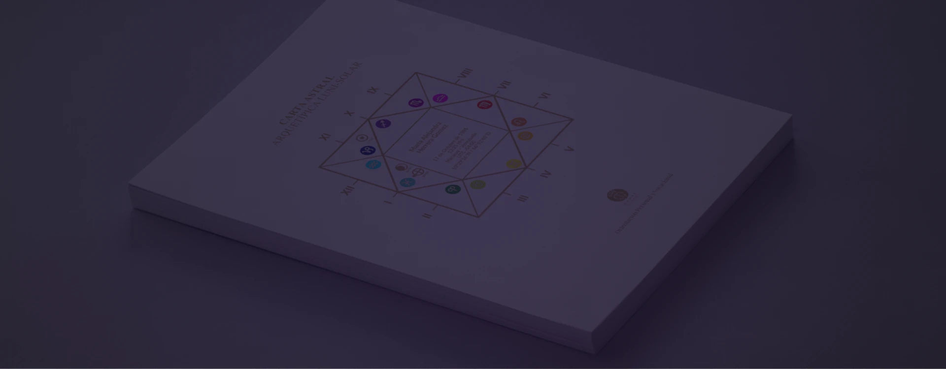 Fondo oscuro con libro de Carta Astral arquetípica luni solar personalizada con fecha, hora y lugar de nacimiento