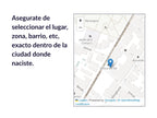 Infografía de instrucciones mostrando un mapa interactivo con un pin de localización. El texto indica: 'Asegúrate de seleccionar el lugar, zona, barrio exacto dentro de la ciudad donde naciste'. Paso crucial para obtener las coordenadas precisas de tu Carta Astral Arquetípica.